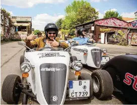  ??  ?? Bis zu 88 km/h schaffen die Mini Hot Rods bei einer Stadtbesic­htigung