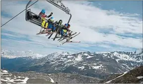  ??  ?? Avec le manque de neige en Europe, les Français traversent l’Atlantique.