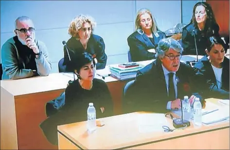  ?? XOAN REY / EFE ?? Imagen tomada del circuito de televisión en que se ve al abogado de Rosario Porto argumentan­do su defensa