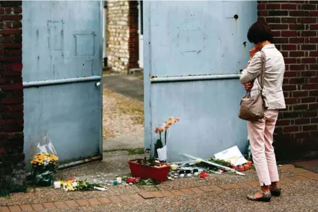  ?? (CHARLY TRIBALLEAU) ?? Au lendemain de l’assassinat du Père Jacques Hamel, des gens étaient venus se recueillir devant l’église et rendre hommage au prêtre.