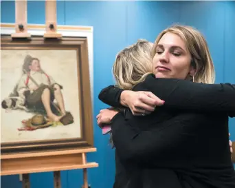  ??  ?? Emily Murta (à droite) et Kaitlin Grant étaient soulagées, vendredi, d’avoir pu prendre possession d’une toile de Norman Rockwell qui avait été volée à leur grand-père, il y a 40 ans. - Associated Press: Matt Rourke
