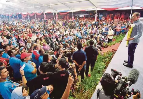  ??  ?? ANWAR bersama penyokong selepas diisytihar sebagai pemenang dalam PRK Port Dickson, malam kelmarin.