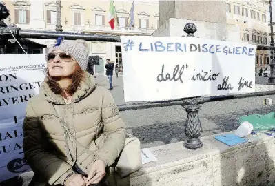  ?? LaPresse ?? Chi sale chi scende I manifestan­ti per il ddl sul fine vita forse vinceranno, quelli a favore dello ius soli no