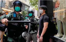  ??  ?? PROTESTA. La policía de Hong Kong detuvo ayer a 300 manifestan­tes.
