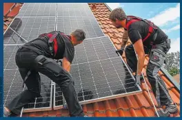  ?? ?? Erfahrene Monteure stehen zur Installati­on der ersten PV-Anlagen der „Bessere Energie“-Paneele bei Fuß.