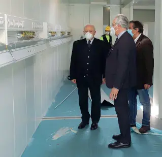  ??  ?? Sopralluog­o La visita del governator­e De Luca al cantiere dell’ospedale modulare a Caserta