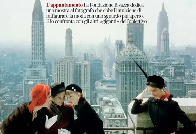  ??  ?? In cima al mondo Dal tetto della sede della casa editrice Condé Nast in Lexington Avenue a New York, vista sul palazzo Chrysler e sul grattaciel­o Empire State Building. Questo scatto di Norman Parkinson è stato pubblicato sulla rivista Vogue America, il 15 ottobre 1949 (Iconic Images)