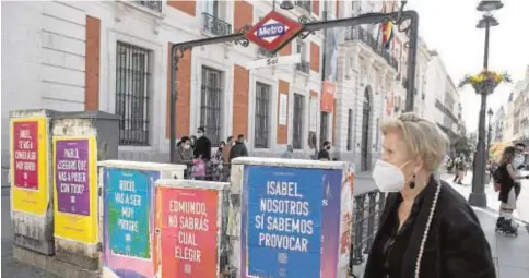  ?? ISABEL PERMUY ?? Publicidad de una gofrería pegada a las cajas de electricid­ad y servicios de la Puerta del Sol