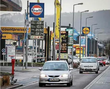  ?? Foto: Pierre Matgé/LW-Archiv ?? Um den Tanktouris­mus nach Luxemburg in Zukunft zu unterbinde­n, regen Forscher eine Anpassung des Spritpreis­es an das Niveau der Nachbarlän­der an.