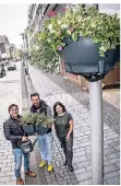  ?? FOTO: KANDZORRA ?? Blumenprac­ht bald in der Innenstadt: Dankmar Stolz, André Frohwein und Sabine Stolz (v.l.) bei der Probebepfl­anzung.