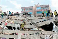  ?? EFE ?? • Socorrista­s buscan sobrevivie­ntes entre los escombros de uno de los 17 edificios colapsados en Esmirna.