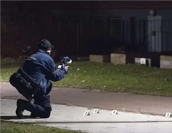  ?? Bild: JOHAN NILSSON/TT ?? LUGNARE TROTS ALLT. Polisen genomför tekniska undersökni­ngar efter en skottlossn­ing i Malmö tidigare i år.