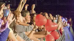  ??  ?? Sul palco La cantante Anastacia durante il concerto al PalaResia, davanti a un pubblico foltissimo, arrivato per lei anche dall’Austria