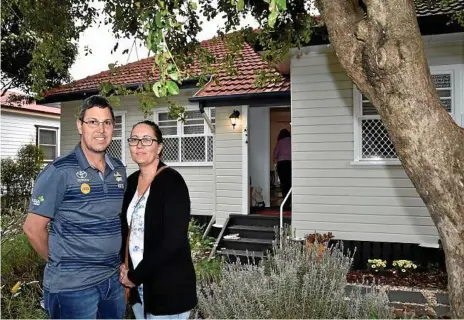  ?? Photo: Bev Lacey ?? POTENTIAL BUYERS: Aimee and Kevin Collins have recently moved to Toowoomba and are interested inbuyting a home in the boom suburb of Newtown like this house in Bothwell St.