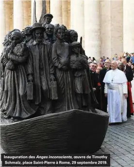  ??  ?? Inaugurati­on des Anges inconscien­ts, oeuvre de Timothy Schmalz, place Saint-pierre à Rome, 29 septembre 2019.