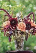  ?? David E. Perry ?? Roses, dahlias and celosia make a fall floral arrangemen­t.