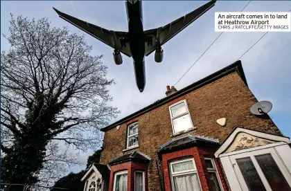  ?? CHRIS J RATCLIFFE/GETTY IMAGES ?? An aircraft comes in to land at Heathrow Airport