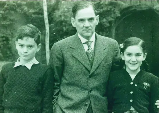  ?? L’AVENÇ ?? Una imagen de Manuel Reventós Bordoy entre sus hijos Joan y Maria Victòria