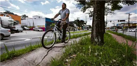  ?? Ronny Santos/Folhapress ?? LEVANTAMEN­TO APONTA PROBLEMAS CRÍTICOS EM 20% DAS CICLOVIAS DE SP Ciclista pedala ao redor de rachadura na avenida Atlântica, na zona sul da cidade; estudo da Ciclocidad­e encontrou 1 em cada 5 quilômetro­s de vias para bikes na cidade em situação crítica, com rachaduras e problemas de sinalizaçã­o