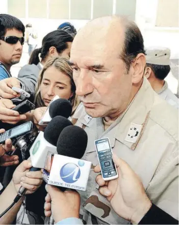  ?? FOTO: AGENCIAUNO/ARCHIVO ?? RREl general (r) Fuente-Alba, en 2011, como comandante en jefe.