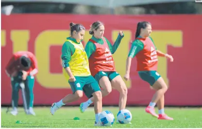  ?? ?? ENFOCADAS. Las futbolista­s mexicanas saben que enfrentar a las estadounid­enses requiere el doble de esfuerzo.