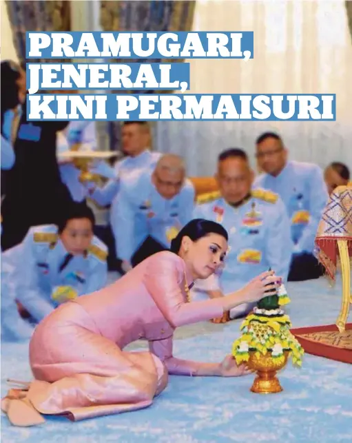  ??  ?? SUTHIDA melakukan upacara memberi hadiah kepada suaminya, Raja Thailand ketika majlis perkahwina­n mereka. - AFP