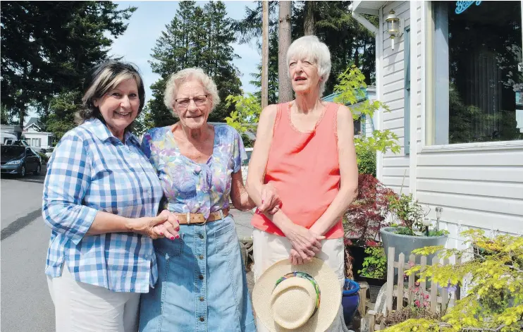  ?? — AMY REID/SURREY-NOW LEADER ?? Roz Bailey, from left, Annabelle Bentley and Dianna Weys of Fleetwood’s Green Tree Estates says their community provides support a condo can’t.