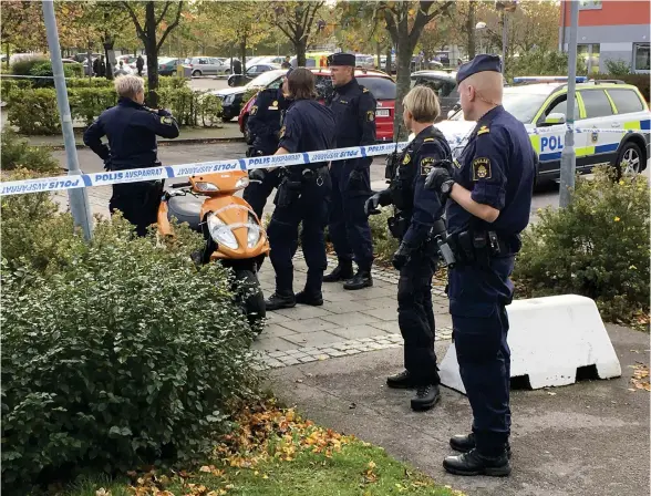 ?? Bild: ROGER LARSSON ?? BESLAGTAGE­N. En moped som kan ha anknytning till skottdådet omhänderto­gs av polisen. Den skjutne mannen är opererad och ligger nedsövd.