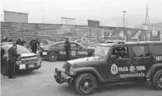  ??  ?? Federales vigilan la frontera en el lado mexicano