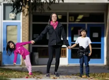  ?? CARLOS OSORIO/TORONTO STAR ?? “Families are moving in and new condos are being built, but where are all these children going to go to school?” said Melody Nguyen, whose children, Sarah Bui, 6, left, and Russell Bui, 7, attend Elkhorn Public School.