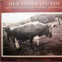  ??  ?? Kari Røynlid og Mari Ormberg med cd med folkemusik­k frå Åseral. «Den store stuten» heiter den.