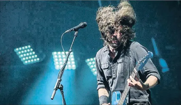  ?? CLEMENS BILAN / EFE / ARCHIVO ?? Dave Grohl, en una imagen de un reciente concierto de los Foo Fighters en Berlín, el 10 de septiembre