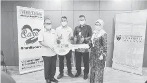  ??  ?? SERAH KUNCI: (Dari kiri) Adrian Ong (Ketua Pegawai Eksekutif MR. D.I.Y), Azlam, Iskandar dan Prof Madya Dr Nik Sherina Haidi Hanafi (Ketua Pusat Rawatan Primer Pusat Perubatan Universiti Malaya).