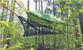  ?? FOTO: CHRISRIAN HAAS ?? Drei Meter über dem Boden schwebt das Baumzelt im Schwarzwal­dcamp Schluchsee.