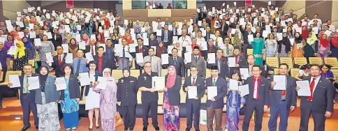  ??  ?? Rakayah (seventh right) and other state Education Department staff show their corruption-free pledge together with Zulhairy (seventh left).