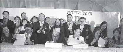  ??  ?? Photo shows officials of both the Department of Health and the Philippine Red Cross led by Health Secretary Francisco Duque III (4th from left) and chairman Richard Gordon (3rd from left) during the MOA signing affirming PRC’s support to DOH during...