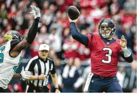  ?? Brett Coomer / Houston Chronicle ?? Tom Savage (der.), quarterbac­k de los Texans, lanza un pase durante el encuentro ante los Jaguars de Jacksonvil­le, el domingo 18 de diciembre, en el NRG Stadium.