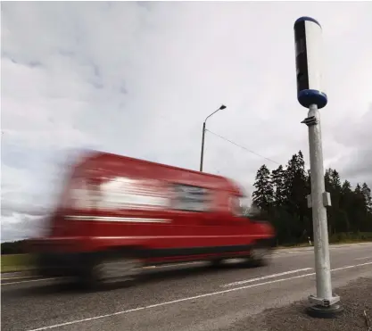  ?? FOTO: RONI REKOMAA/LEHTIKUVA ?? En kamerastol­pe kostar omkring tjugotusen euro. Själva kameran kostar ytterligar­e mellan tio- och tjugotusen
■ euro.