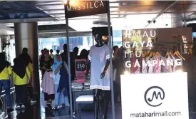  ?? NOVIAN/JAWA POS ?? STYLISH: Bazar Mataharima­ll di Graha Pena pada 30 April–1 Mei diserbu para fashionist­a.