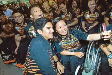  ??  ?? SYED Saddiq berswafoto bersama atlet Para Asia pada majlis penyerahan Jalur Gemilang Kontinjen Malaysia Sukan Para Asia Indonesia 2018.