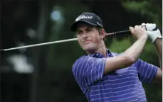  ?? AP PHOTO/LM OTERO ?? Webb Simpson watches his tee shot on the eighth hole during the third round of the Dean & DeLuca Invitation­al golf tournament at Colonial Country Club in Fort Worth, Texas, on Saturday.