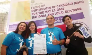  ?? Photo by Jean Nicole Cortes ?? FENG SHUI POLITICS. ABC president and City Councilor Michael Lawana is joined by his family after filing his certificat­e of candidacy for vice mayor on October 15.