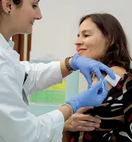  ??  ?? Prevenzion­e Una vaccinazio­ne in ambulatori­o Nelle farmacie di Verona scarseggia­no