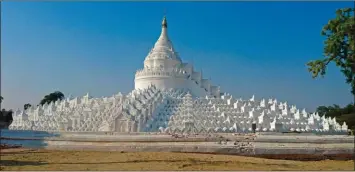  ??  ?? La pagode Kuthodaw à Mandalay : une imposante meringue blanche construite en 1816 par le roi Bagyidaw pour sa femme morte en couches.