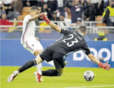  ?? Alberto Lingria / Reuters ?? Mbappé supera Unai Simon en el segon gol de França davant Espanya.
