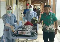  ?? DWI WAHYUNINGS­IH/JAWA POS ?? DIRAWAT INAP: Perawat RSUD dr Soetomo membawa Danish dari ruang pemulihan setelah operasi menuju ruang rawat inap kemarin.