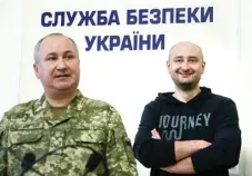  ?? VALENTYN OGIRENKO/REUTERS ?? BATAL MATI: Arkady Babchenko (kanan) bersama Kepala SBU Vasily Gritsak.