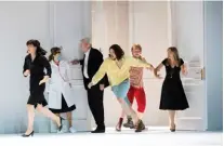  ??  ?? Jeux de dupes. Marianne Crebassa interprète Dorabella dans un « Cosi fan tutte » mis en scène par Christof Loy et dirigé par Joana Mallwitz, une première pour le Festival de Salzbourg.