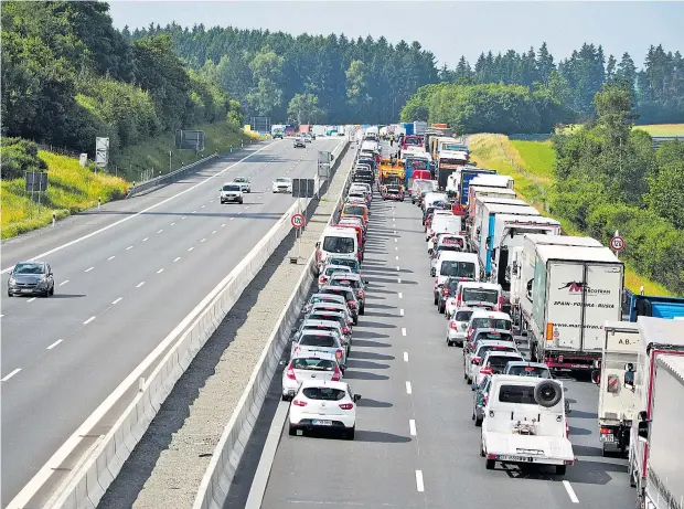  ??  ?? „Dann die lange Rückreise im stickigen Auto. Ich hasse das. Zurück in der Stadt ist die Wohnung dann auch stickig. Klar, es wurde ja wochenlang nicht gelüftet.“