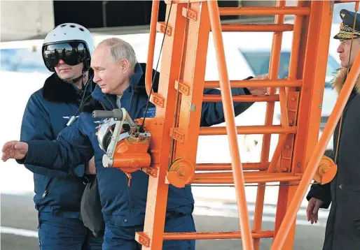  ?? EFE ?? El presidente ruso, Vladimir Putin, sube a un Tu-160 M en la Feria de Aviación de Kazán